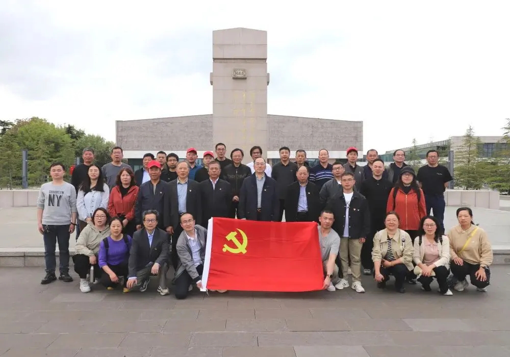 Ko Changshu Polyester Co., Ltd. Ko te Peka o te Roopu Paati ka whakarite haerenga ki Yancheng New Fourth Army Memorial Hall